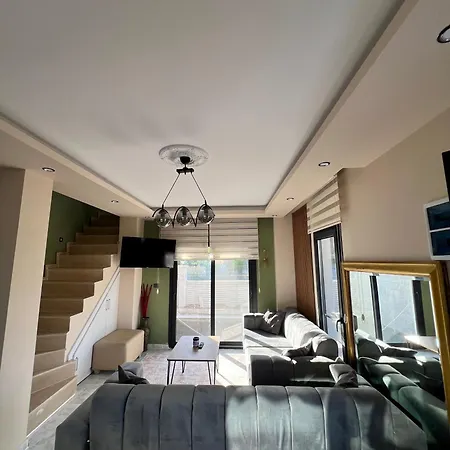Dubleks Oezel Havuzlu Terasli Lueks Villa